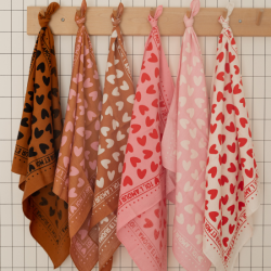 FOULARD ROSE COEURS ROUGES PETIT MODELE - ATELIER WAGRAM