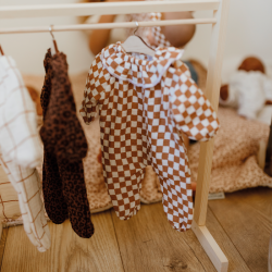 COMBINAISON EN GAZE DE COTON DAMIER CARAMEL ET ECRU AVEC COL POUR POUPEE - ATELIER WAGRAM