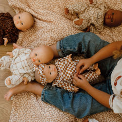 COMBINAISON EN GAZE DE COTON DAMIER CARAMEL ET ECRU AVEC COL POUR POUPEE - ATELIER WAGRAM